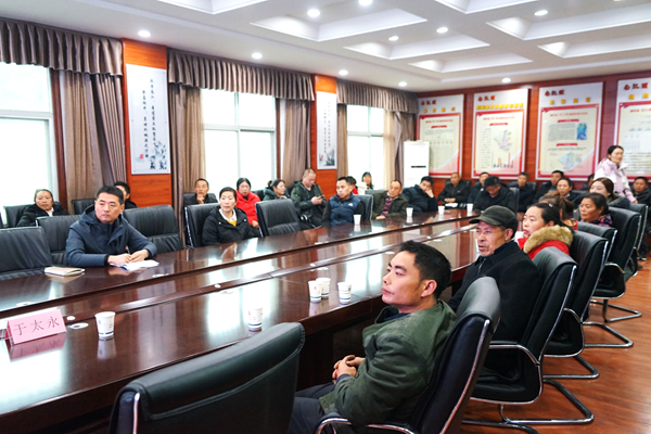 ee6c7730f0ec4a569324cc3c7255a935.png 5 培训会现场_副本.png